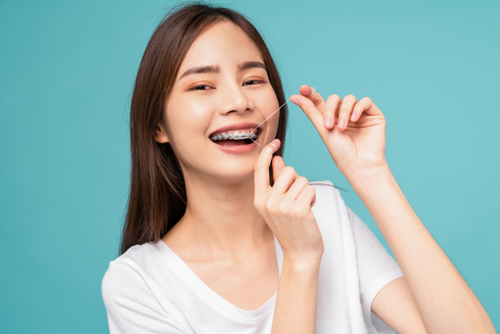 7 เคล็ดลับดูแลฟันให้สะอาดระหว่างจัดฟัน